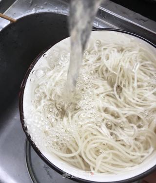 鸡蛋虾酱炒面的做法步骤:5