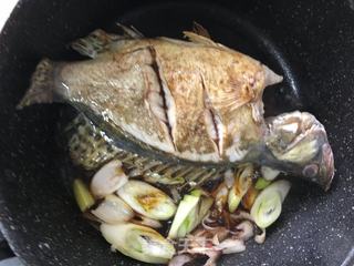 糖醋桂鱼的做法步骤：3