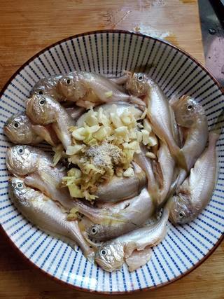 香酥狮头鱼的做法步骤:2