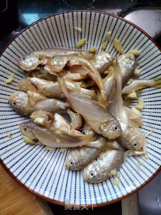 香酥狮头鱼的做法步骤:3