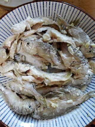 香酥狮头鱼的做法步骤:4