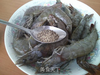 黑胡椒炒大虾的做法步骤:2