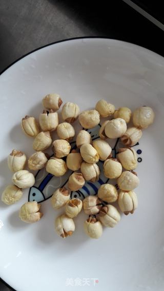 银耳莲子羹的做法步骤：2