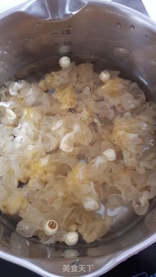 银耳莲子羹的做法步骤：3