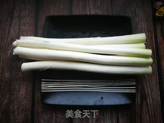 大葱蘸酱的做法步骤：1