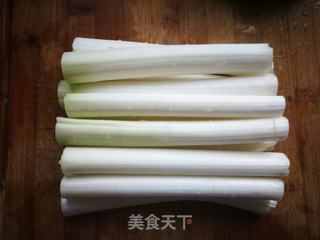 大葱蘸酱的做法步骤:2