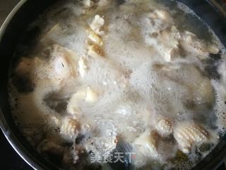 胡萝卜竹荪炖鸡汤的做法步骤:3