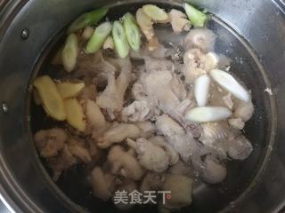胡萝卜竹荪炖鸡汤的做法步骤:4