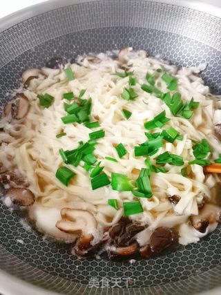 鸡蛋牛奶手擀面的做法步骤:16