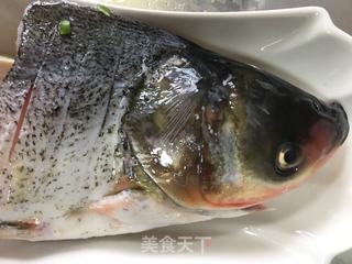 黄金剁椒蒸鱼头豆腐的做法步骤：1