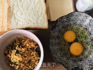 5分钟快手早餐，肉松吐司卷，一卷一煎就搞定的做法步骤：1