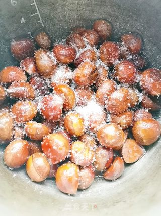 糖焖板栗的做法步骤：3