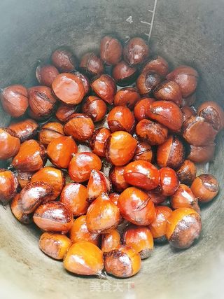 糖焖板栗的做法步骤：4