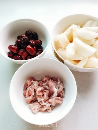 红枣和梨炖肉片的做法步骤:2