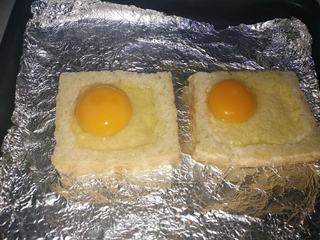 快手早餐：芝士鸡蛋火腿土司的做法步骤：3
