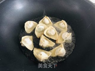 馄饨新吃法，简单营养早餐蛋煎馄饨的做法步骤：4