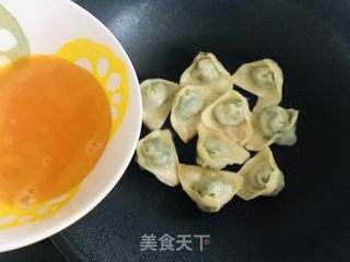 馄饨新吃法，简单营养早餐蛋煎馄饨的做法步骤：5