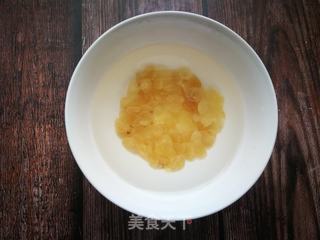 桃胶皂角米银耳羹的做法步骤:2