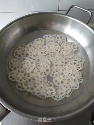 酸辣胭脂藕片的做法步骤:4