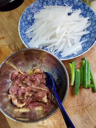 萝卜条炒牛肉的做法步骤：1