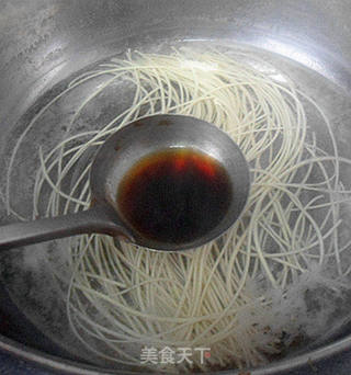 秋季润燥好汤——虾仁牛肉面汤的做法步骤:4