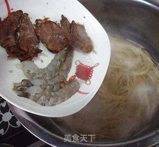 秋季润燥好汤——虾仁牛肉面汤的做法步骤:5
