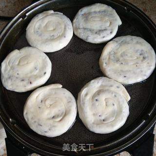 红豆香酥小饼,外皮酥脆,小豆馅香甜,红小豆有补血之功效,女性朋友可多吃一点红小豆的做法步骤:3