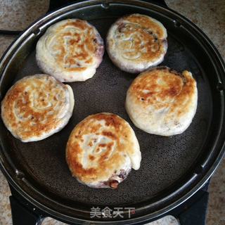 红豆香酥小饼，外皮酥脆，小豆馅香甜，红小豆有补血之功效，女性朋友可多吃一点红小豆的做法步骤：5
