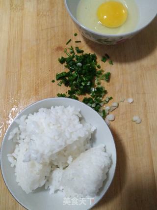 葱香蛋炒饭的做法步骤:2