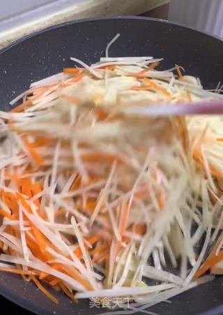 胡萝卜土豆丝卷饼的做法步骤:4