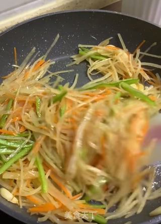 胡萝卜土豆丝卷饼的做法步骤:5