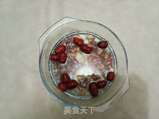 红枣花生杂粮粥的做法步骤:2