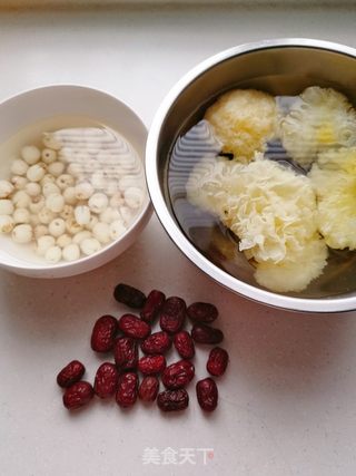 红枣莲子银耳羹的做法步骤:2