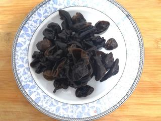 茭白木耳鸡汤的做法步骤:2