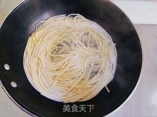 油辣酱拌双丝凉面的做法步骤:9