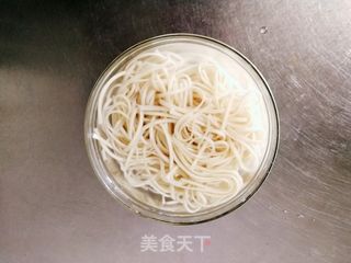 油辣酱拌双丝凉面的做法步骤:10
