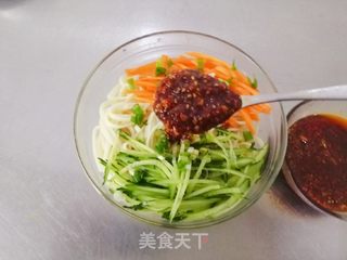 油辣酱拌双丝凉面的做法步骤:12