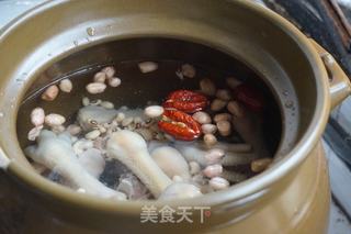 花生眉豆煲鸡脚的做法步骤：6