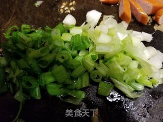 番茄脆皮肠炒面的做法步骤:3