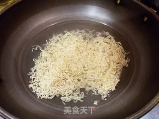 番茄脆皮肠炒面的做法步骤:4