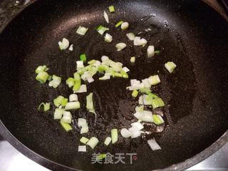 番茄脆皮肠炒面的做法步骤:6
