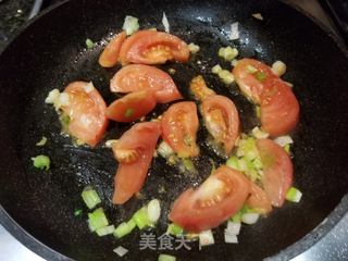番茄脆皮肠炒面的做法步骤:7