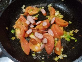 番茄脆皮肠炒面的做法步骤:8