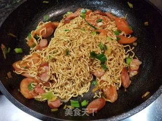 番茄脆皮肠炒面的做法步骤:11