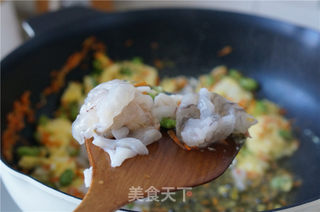 虾仁鱿鱼炒饭的做法步骤:5