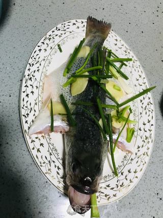 清蒸加州鲈的做法步骤:2