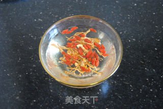猴头菇炖鸡汤的做法步骤:2