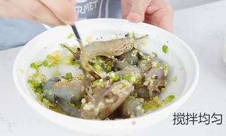 烤箱菜,这大约是虾最好吃的做法,蒜香黑椒烤虾的做法步骤:4
