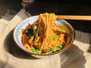 这碗销魂红烧拌面，好吃到舔碗底！的做法步骤：8