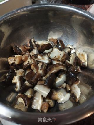 香菇鸡焖饭的做法步骤:2